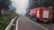 Bombeiros combatem fogo florestal na subida da Santa para o Paul da Serra (vídeo)