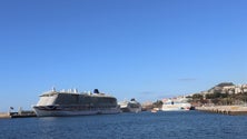Imagem de Porto do Funchal com três navios e mais de 11 800 pessoas