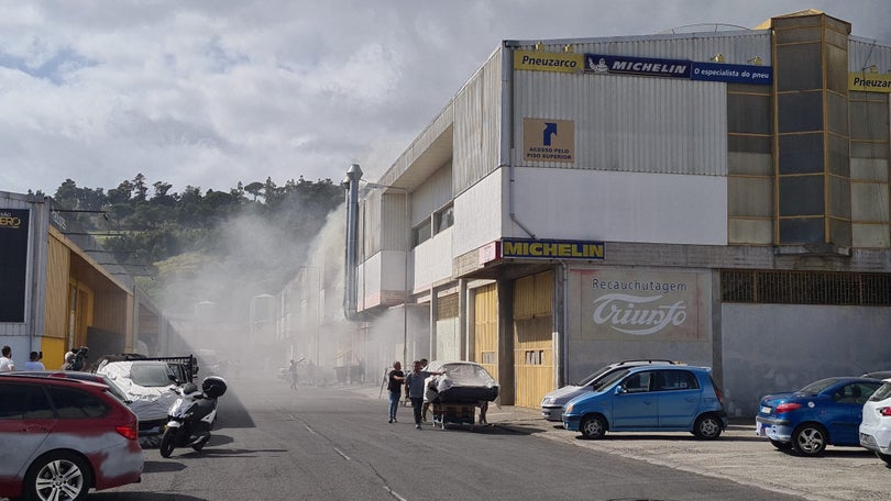 Imagem de Incêndio no Parque Empresarial da Cancela já está extinto