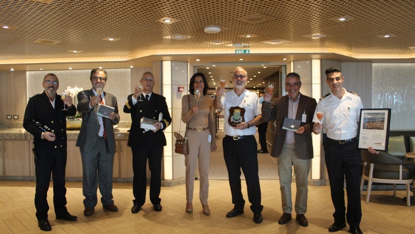 Imagem de Troca de placas do navio «Silver Dawn» decorreu hoje