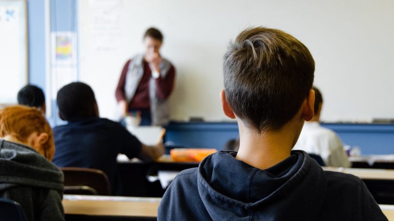 Parlamento discute redução do número de alunos por turma e provas finais