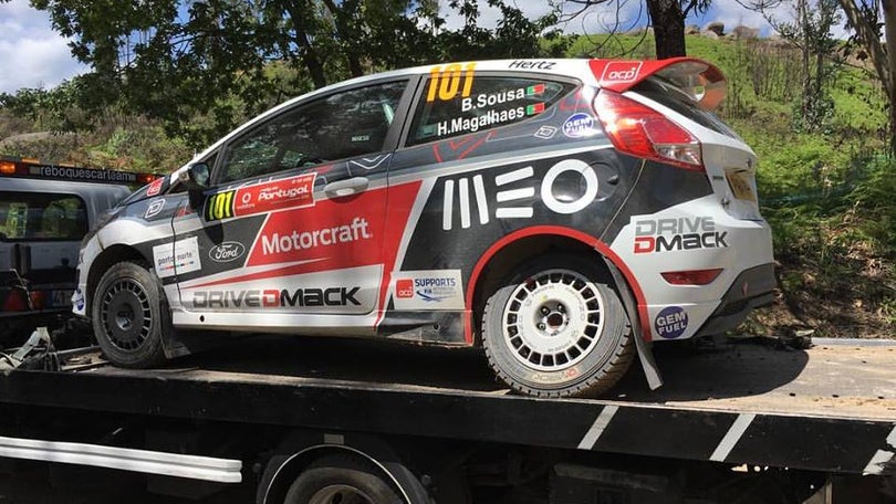 Imagem de Braço partido da suspensão traseira do Ford Fiesta na origem do despiste de Bernardo Sousa