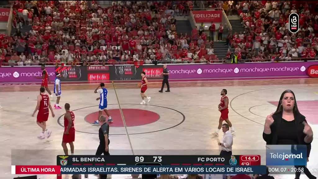 Basquetebol. Benfica venceu FC Porto com Neemias na bancada