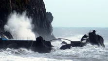 Imagem de Mar agitado, vento forte leva a aviso