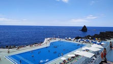 Imagem de Tempo ameno leva mais pessoas às praias da Frente MarFunchal
