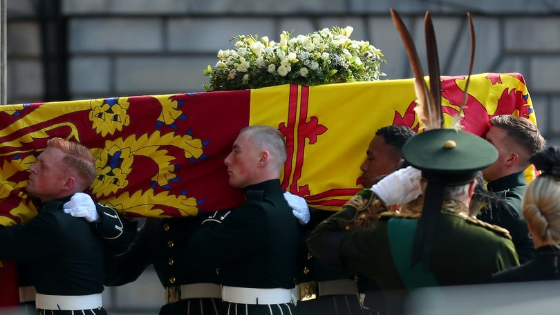 Isabel II: Caixão chega à Catedral de Edimburgo para homenagens