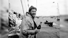 Imagem de Lenda da vela de competição Sir Robin Johnston faz escala na Horta