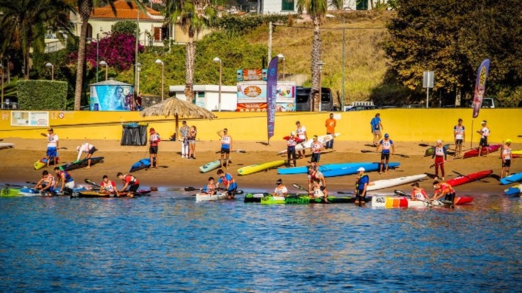 Escolas de canoagem competem em Machico