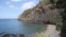 Imagem de Praia pequena da Caloura interdita ao público devido a derrocadas (Vídeo)