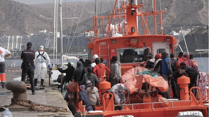 Imagem de Um morto em canoa com 191 migrantes que chegou a Tenerife