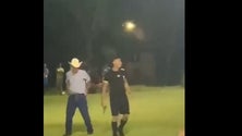 Imagem de Árbitro usa pistola para afastar adeptos (vídeo)