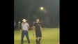 Imagem de Árbitro usa pistola para afastar adeptos (vídeo)