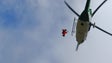 Homem resgatado pelo helicóptero na levada do Alecrim