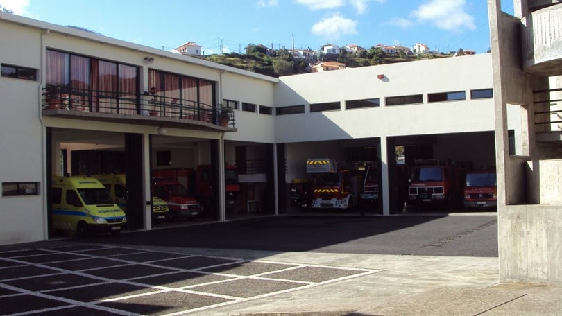 Árvores caídas provocam interrupções na circulação rodoviária em Machico