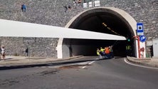 Imagem de Dificuldades no transporte de pá eólica na rotunda do Arco da Calheta (Vídeo)