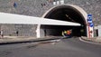 Imagem de Dificuldades no transporte de pá eólica na rotunda do Arco da Calheta (Vídeo)