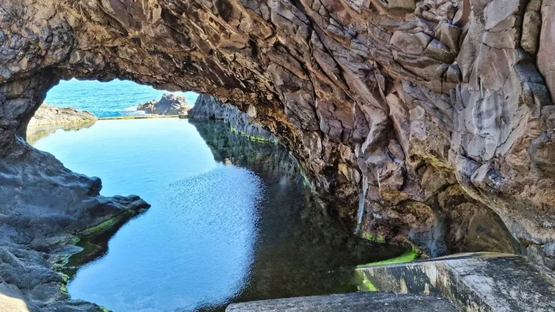 Imagem de Três turistas levadas por uma onda no Seixal