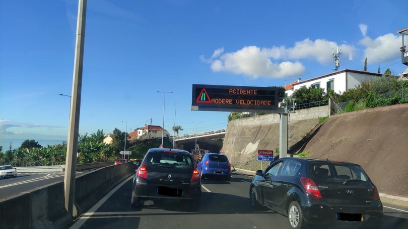Imagem de Acidente em cadeia provoca trânsito na via rápida