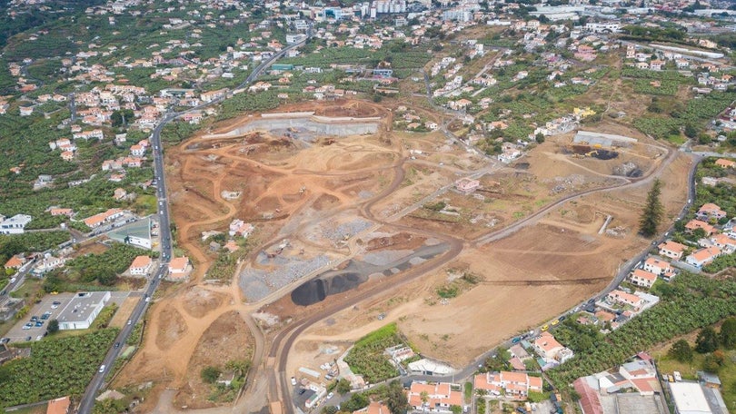 Obra do novo hospital à distância