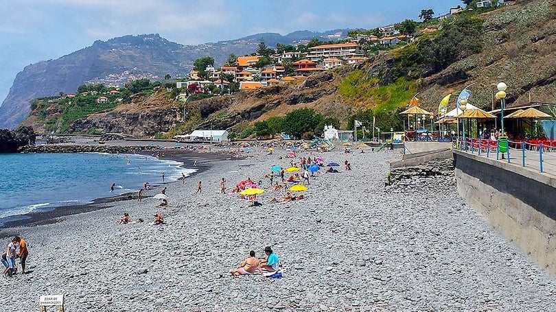 Imagem de Levantada a interdição a banhos na Praia Formosa e Gorgulho