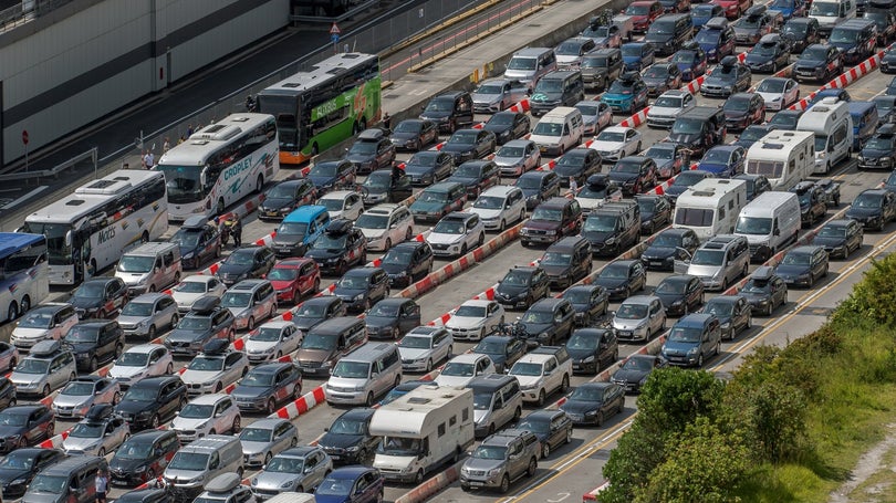 Milhares de carros no porto de Dover