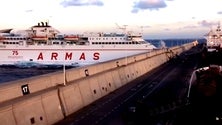Imagem de Ferry da Naviera Armas colide no porto de La Luz