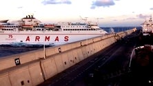 Ferry da Naviera Armas colide no porto de La Luz