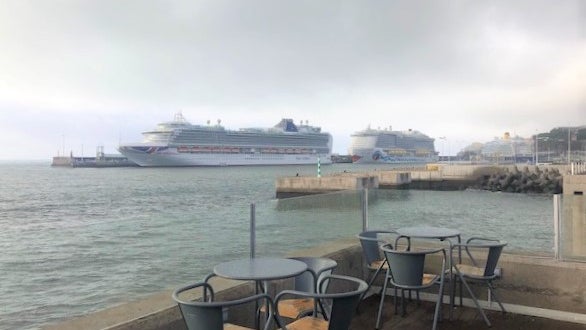 Imagem de Porto do Funchal com três navios e quase 10 mil pessoas