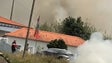 Helicóptero combate incêndio que lavra em zona de mato perto de habitações nos Prazeres (Vídeo)