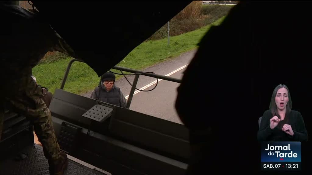 Imagem de Mondego a subir. Exército ajuda população com bens essenciais