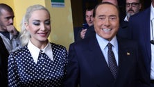 Imagem de Berlusconi regressa ao parlamento nove anos depois, com a mulher