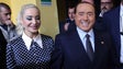 Imagem de Berlusconi regressa ao parlamento nove anos depois, com a mulher