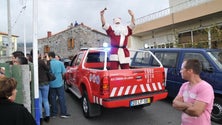 Imagem de Pai Natal visita jovens músicos