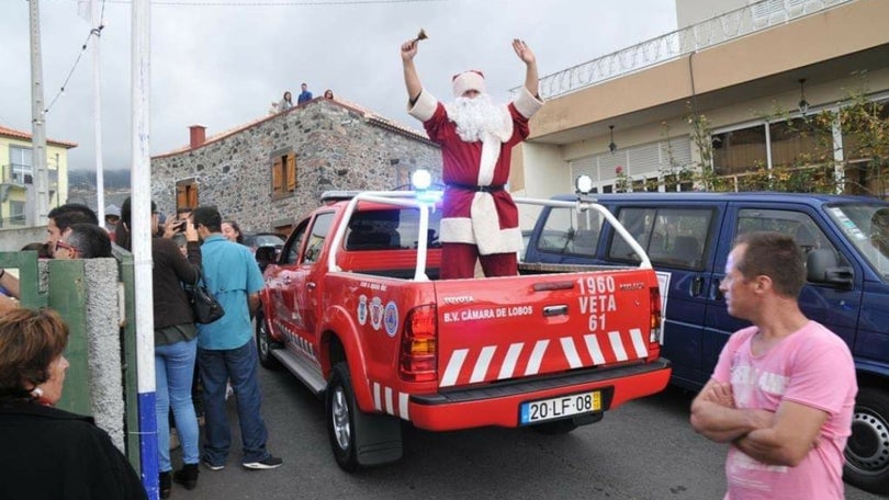 Imagem de Pai Natal visita jovens músicos