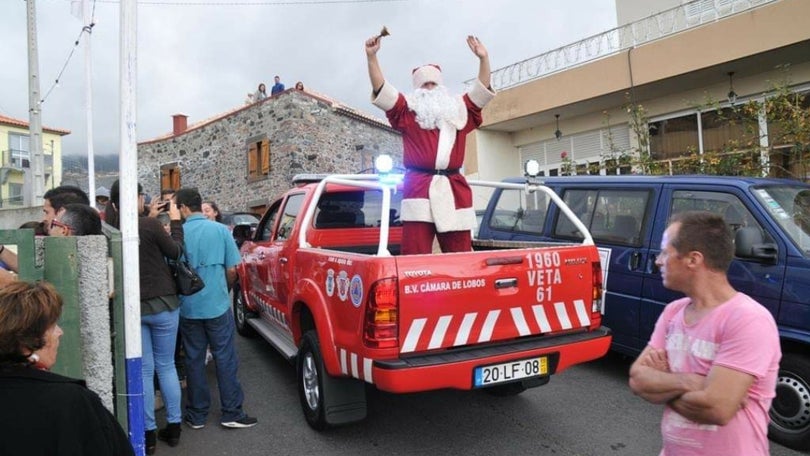 Pai Natal visita jovens músicos