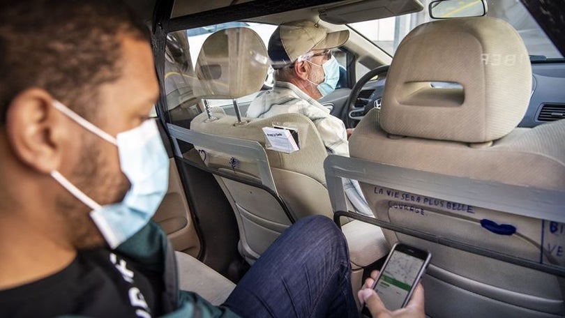 Covid-19: Uber vai exigir máscaras a motoristas e passageiros em alguns mercados