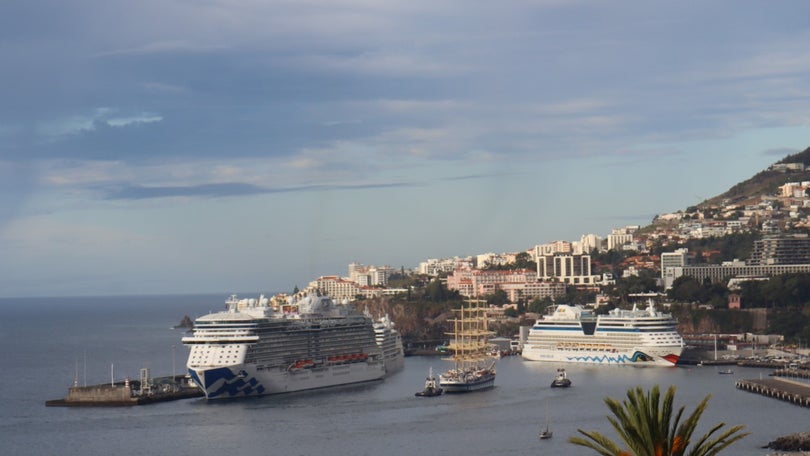 Imagem de Porto do Funchal com «casa cheia»