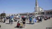 Imagem de Emigrantes cumprem promessas em Fátima