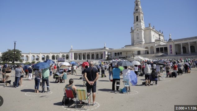 Imagem de Emigrantes cumprem promessas em Fátima