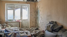 Imagem de Pelo menos 11 mortos em ataque russo a bairro de Kharkiv