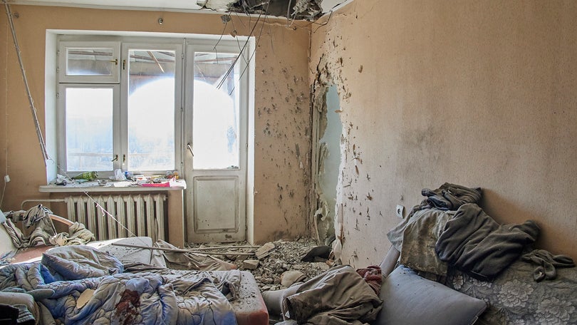 Imagem de Pelo menos 11 mortos em ataque russo a bairro de Kharkiv