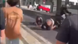 Dois jovens protagonizaram uma cena de pancadaria em frente à escola (vídeo)