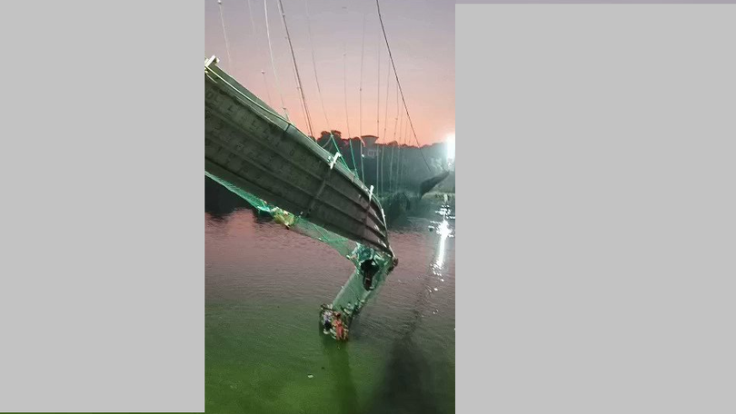Número de mortos em queda de ponte na Índia sobe para 60