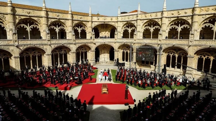 Imagem de Longo aplauso na paragem do cortejo à porta do Palácio de Belém
