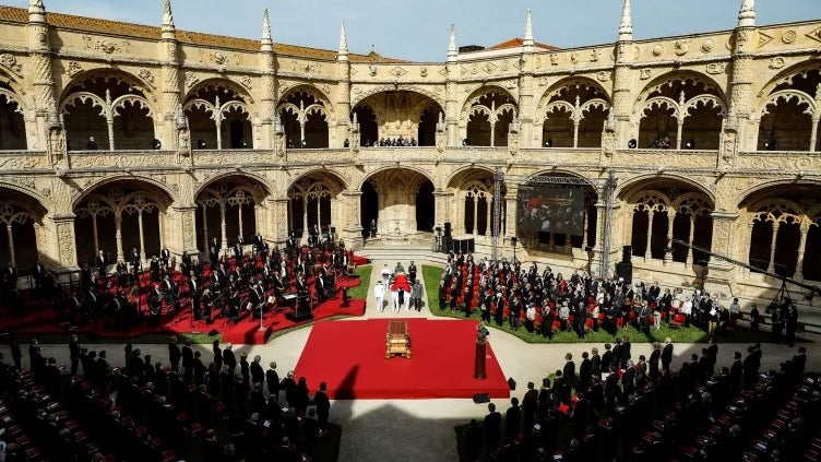 Longo aplauso na paragem do cortejo à porta do Palácio de Belém