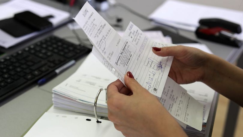 Dispensa de faturas em papel deve ser comunicada ao Fisco