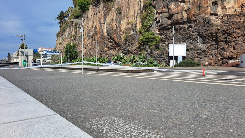 Limpeza da escarpa leva ao encerramento da Avenida Sá Carneiro