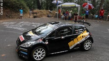 Imagem de Equipa das Vespas defende o título de campeã regional de ralis com o Skoda Fabia R5