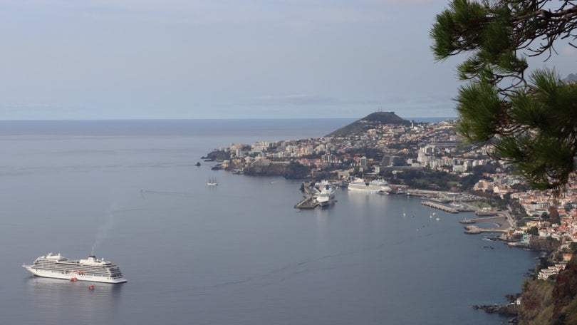 Portos da Madeira com cinco navios de cruzeiro e dois veleiros