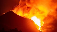 Imagem de Erupção de lava em La Palma regista fortes explosões e voos são cancelados